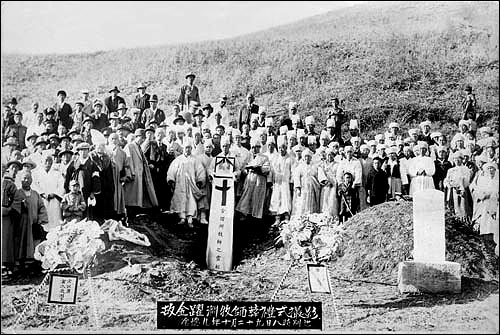 김약연의 장례식 광경 명동촌 지도자였던 김약연 선생의 장례식(1942. 10). 기독교식 장례장면이 이채롭다. 